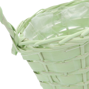 Detail splotu wikliny w pastelowym zielonym odcieniu. Widoczna folia ochronna wewnątrz kosza zapewnia izolację dla kompozycji florystycznych.