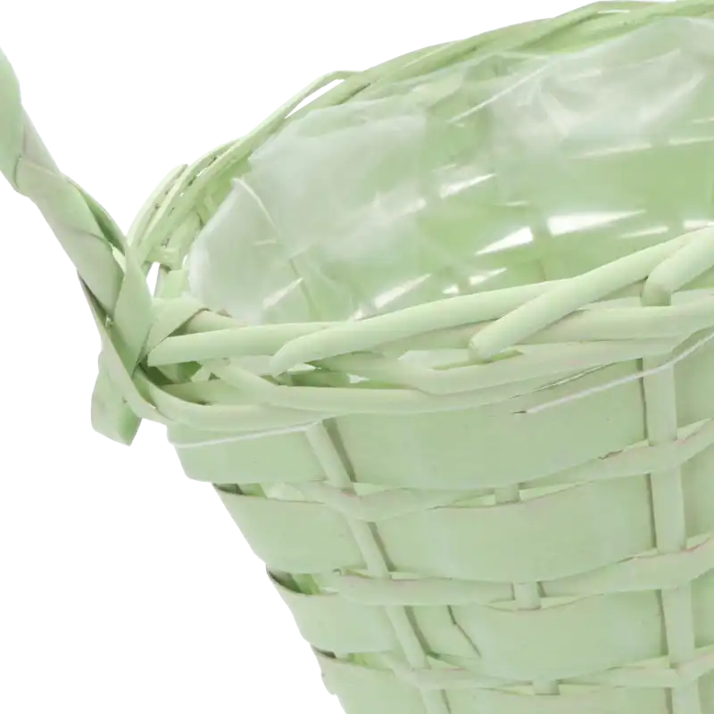 Detail splotu wikliny w pastelowym zielonym odcieniu. Widoczna folia ochronna wewnątrz kosza zapewnia izolację dla kompozycji florystycznych.