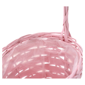 Górny widok na wnętrze różowego kosza z wikliny, wyraźnie zaznaczona folia zabezpieczająca przed wilgocią.