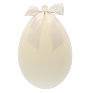 Welurowe jajo XXL w kremowym kolorze o wysokości 40 cm, ozdobione elegancką satynową kokardą, prezentowane na białym tle.