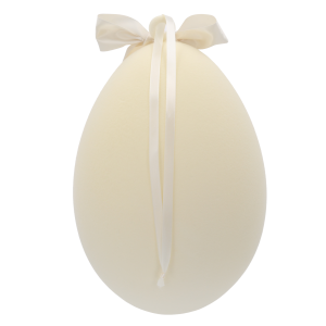 Kremowe jajo z weluru o wysokości 40 cm, ukazane od tyłu z widoczną wstążką ułatwiającą zawieszenie dekoracji.