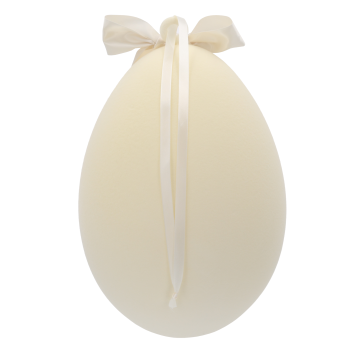 Kremowe jajo z weluru o wysokości 40 cm, ukazane od tyłu z widoczną wstążką ułatwiającą zawieszenie dekoracji.