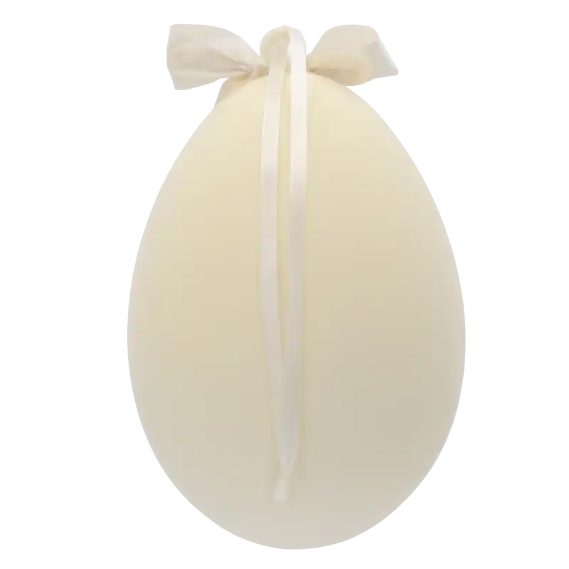 Kremowe jajo z weluru o wysokości 40 cm, ukazane od tyłu z widoczną wstążką ułatwiającą zawieszenie dekoracji.