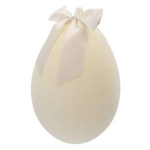 Lekko profilowe ujęcie kremowego welurowego jaja XXL o wysokości 40 cm, podkreślające jego owalny kształt.