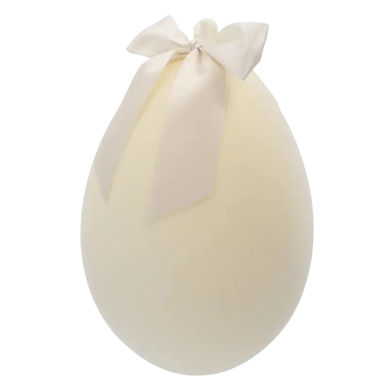 Lekko profilowe ujęcie kremowego welurowego jaja XXL o wysokości 40 cm, podkreślające jego owalny kształt.