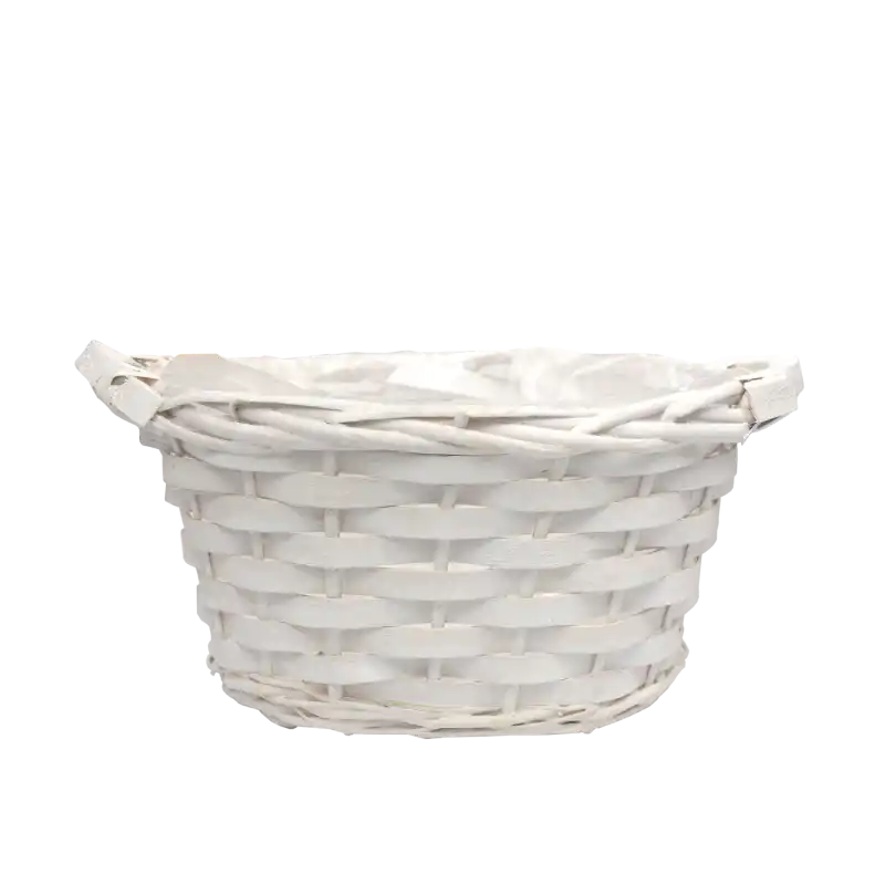Pusta owalna osłonka z wikliny w białym kolorze z widoczną wewnątrz folią ochronną oraz drewnianymi uchwytami po bokach.