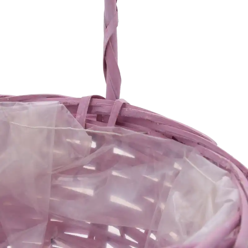 Zbliżenie na krawędź fioletowego kosza wiklinowego z widoczną folią ochronną i plecionym uchwytem.