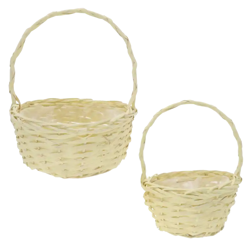 Komplet dwóch wiklinowych koszy w pastelowym żółtym kolorze. Radosny akcent na Wielkanoc i wiosenne dekoracje wnętrz. Kosze posiadają folię ochronną.