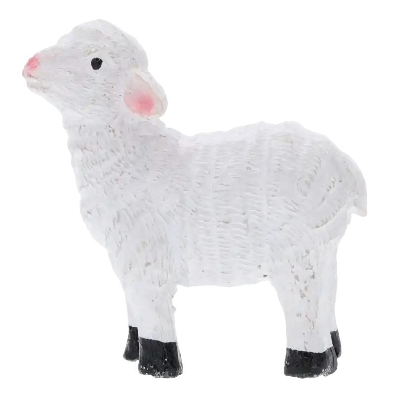 Widok z profilu na miniaturową owieczkę 6 cm. Figurka z wyraźną fakturą wełny, gotowa do aranżacji świątecznych.