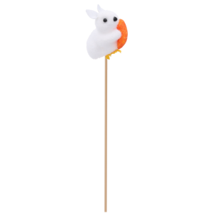Profilowe ujęcie zająca wielkanocnego flokowanego na piku. Biała figurka z pomarańczowym akcentem w formie marchewki.
