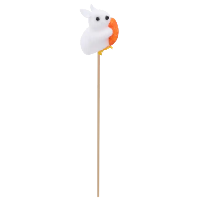 Profilowe ujęcie zająca wielkanocnego flokowanego na piku. Biała figurka z pomarańczowym akcentem w formie marchewki.