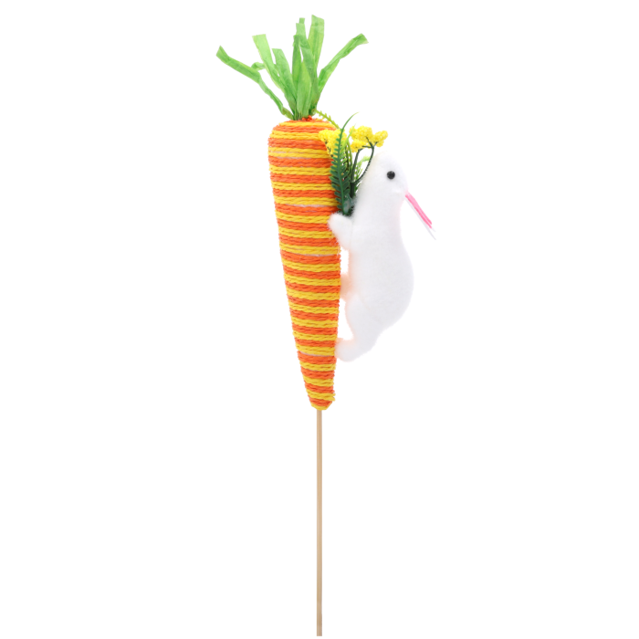 Wiosenna marchewka z zajączkiem na piku o długości 32 cm. Styropianowa dekoracja z flokowanym zającem i kolorowym sznureczkiem, idealna jako ozdoby na piku do stroików.