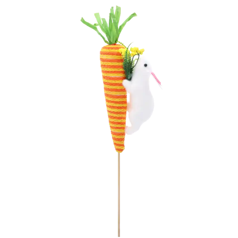Wiosenna marchewka z zajączkiem na piku o długości 32 cm. Styropianowa dekoracja z flokowanym zającem i kolorowym sznureczkiem, idealna jako ozdoby na piku do stroików.