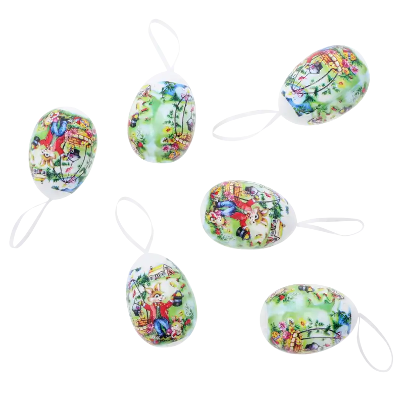 Zestaw 6 lekkich pisanek-zawieszek o wysokości 7 cm. Wielkanocne jaja w kolorowych koszulkach z nadrukiem zająca.