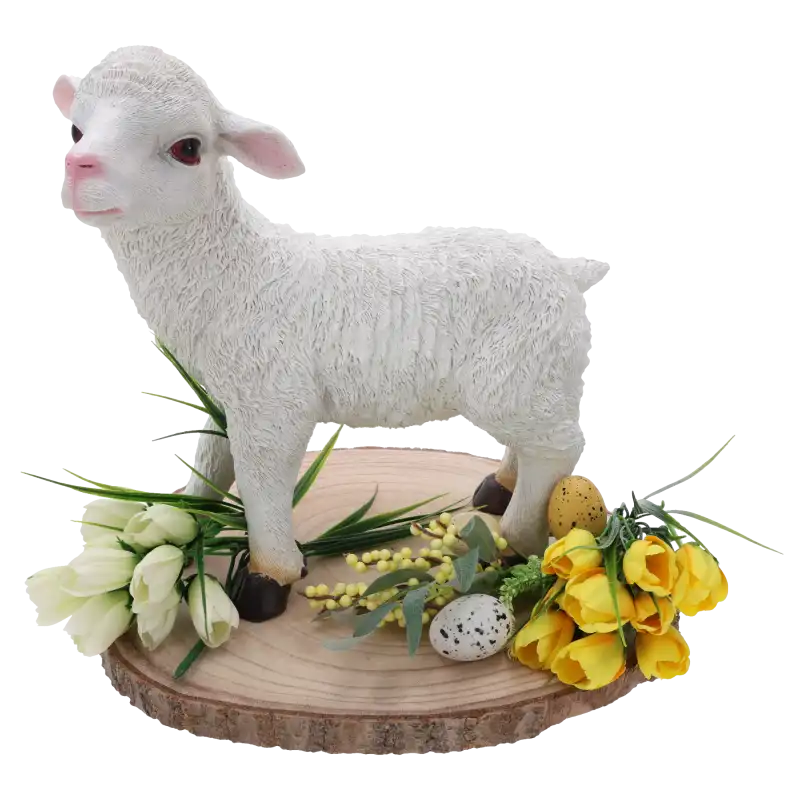 Owieczka w aranżacji wiosennej na plastrze drewna, w otoczeniu tulipanów i wielkanocnych jajek. Dekoracja wielkanocna.
