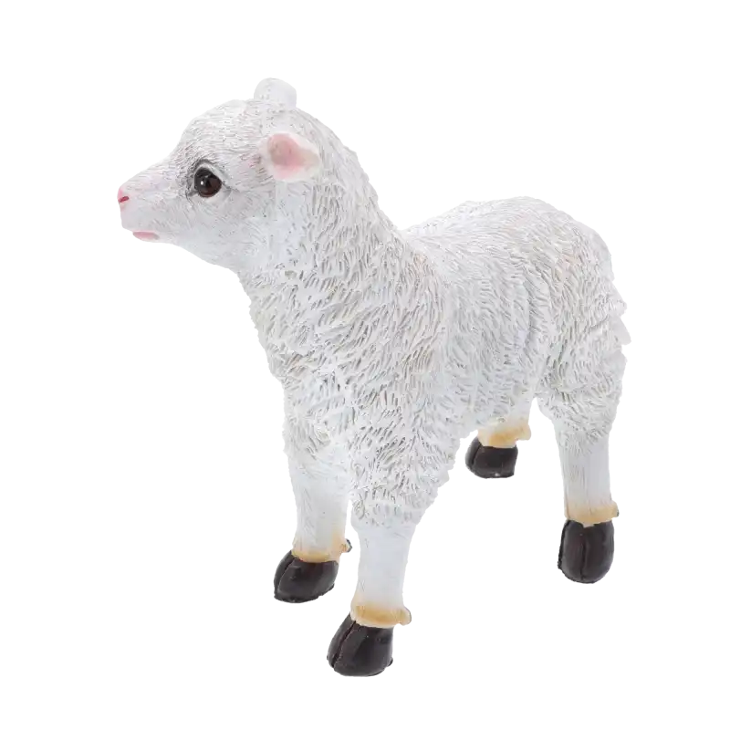 Prezentacja figurki owieczki z lewej strony. Dekoracja o wymiarach 18x16 cm w kolorze białym pasuje do wielu aranżacji wielkanocnych.