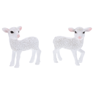 Dwie figurki owieczek o wysokości 8 cm w białym kolorze. Zestaw dekoracyjny do wielkanocnych stroików, podkreślający wiosenny charakter aranżacji.