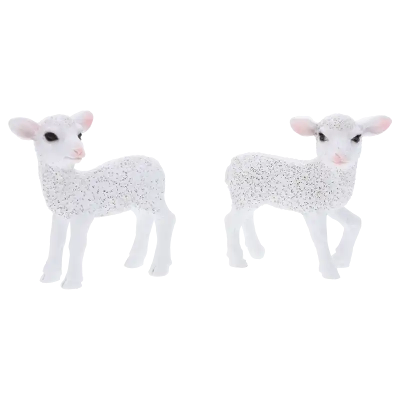 Dwie figurki owieczek o wysokości 8 cm w białym kolorze. Zestaw dekoracyjny do wielkanocnych stroików, podkreślający wiosenny charakter aranżacji.