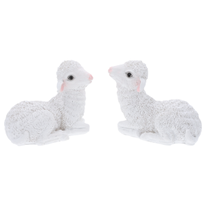 Dwie figurki owieczek ustawione naprzeciw siebie. Idealny zestaw do stworzenia większej kompozycji świątecznej.