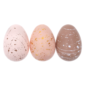 Trzy pisanki 6 cm ustawione w rzędzie, prezentujące różnorodne wzory nakropień oraz kolorystykę od beżu po brąz.