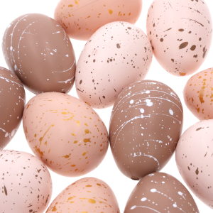 Zbliżenie na teksturę i detale pisanek 6 cm, ukazujące różnorodność motywów na powierzchni każdego jajka.