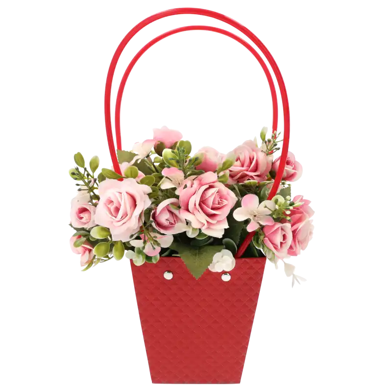 Kompozycja kwiatowa z różowymi różami umieszczona w bordowej torebce 34 cm. Przykład praktycznego zastosowania produktu jako eleganckiej osłonki na bukiet prezentowy.