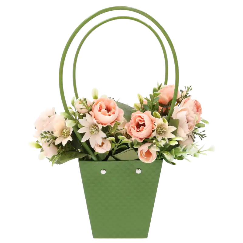 Pełna kompozycja kwiatowa w zielonej torebce 34 cm z ozdobnymi różowymi kwiatami i zielonymi listkami.