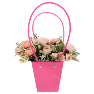 Różowa torebka kwiatowa 34 cm wypełniona sztucznymi kwiatami w odcieniach różu. Gotowa dekoracja florystyczna.