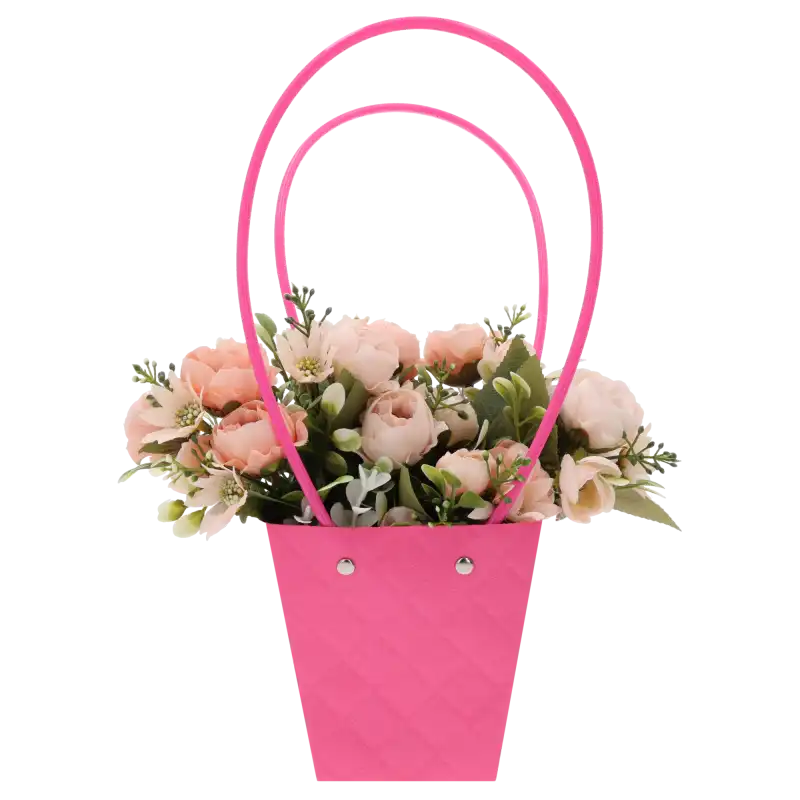 Różowa torebka kwiatowa 34 cm wypełniona sztucznymi kwiatami w odcieniach różu. Gotowa dekoracja florystyczna.