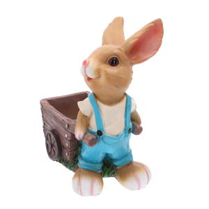 Zające figurki i donice ogrodowe prezentują postać zająca w ogrodniczkach. Model o wysokości 30 cm wykonany z poliresingu, ustawiony w pozycji pionowej z widoczną taczką.