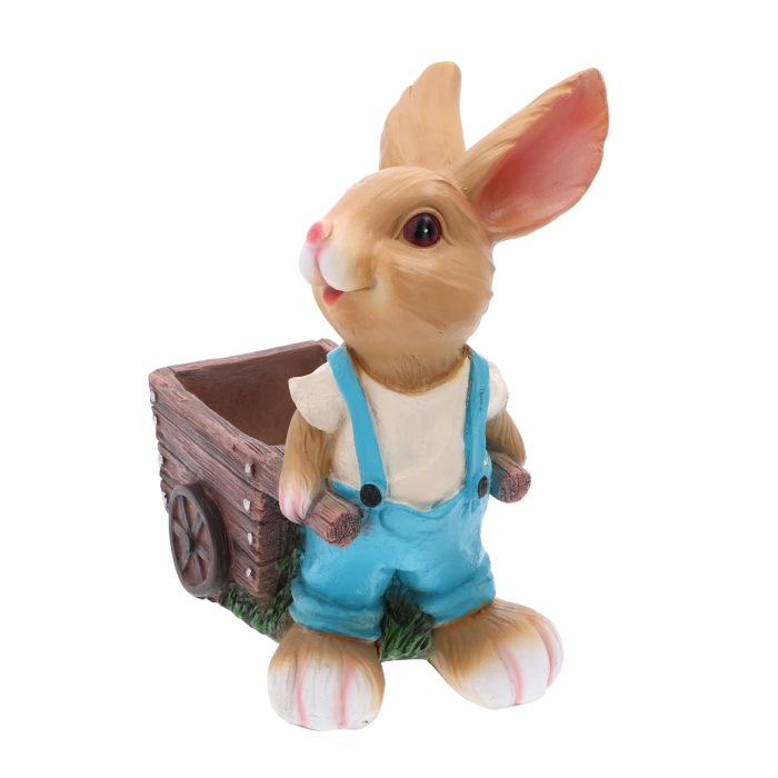 Zające figurki i donice ogrodowe prezentują postać zająca w ogrodniczkach. Model o wysokości 30 cm wykonany z poliresingu, ustawiony w pozycji pionowej z widoczną taczką.