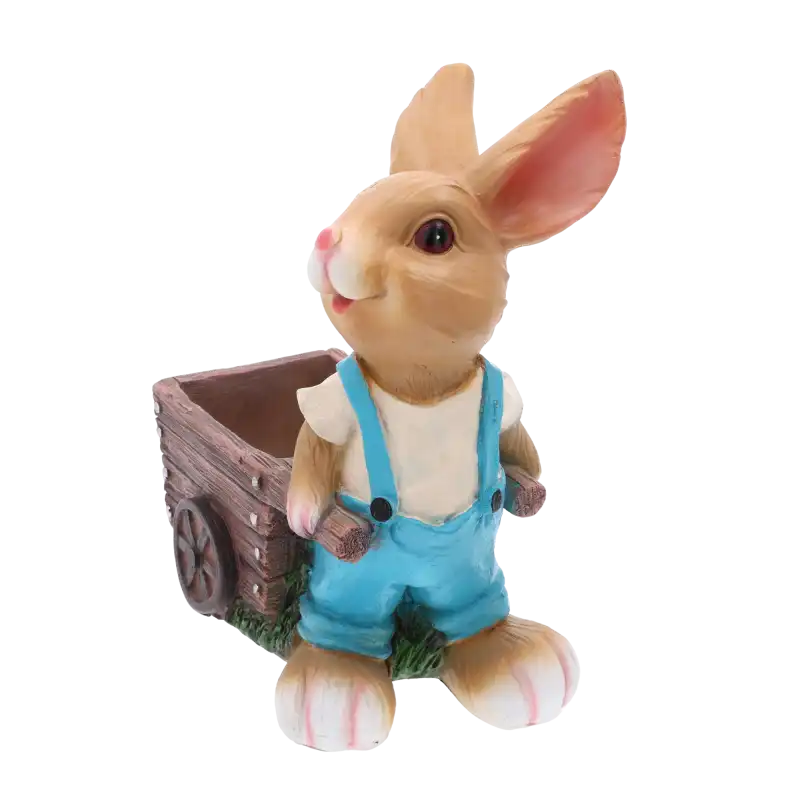 Zające figurki i donice ogrodowe prezentują postać zająca w ogrodniczkach. Model o wysokości 30 cm wykonany z poliresingu, ustawiony w pozycji pionowej z widoczną taczką.