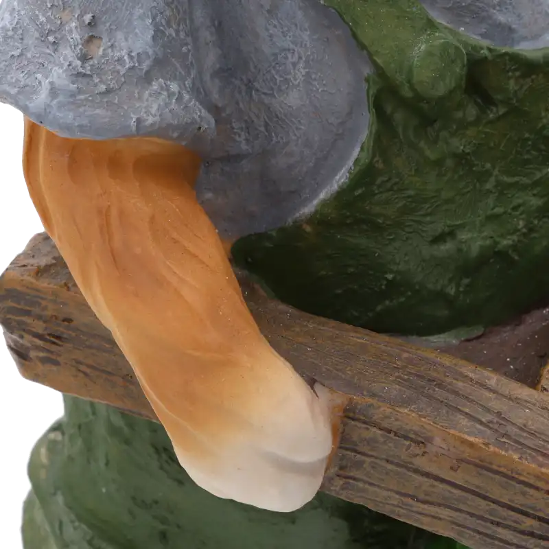 Fragment figurki ukazujący dłoń zająca opartą o rączkę taczki, oddający realistyczne detale faktury materiału.