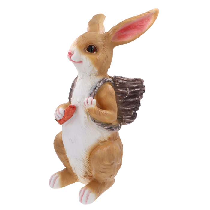 Figurka ogrodowa zając z koszykiem 80 cm wykonana z poliresingu. Prezentuje zająca z marchewką i koszykiem na kwiaty.