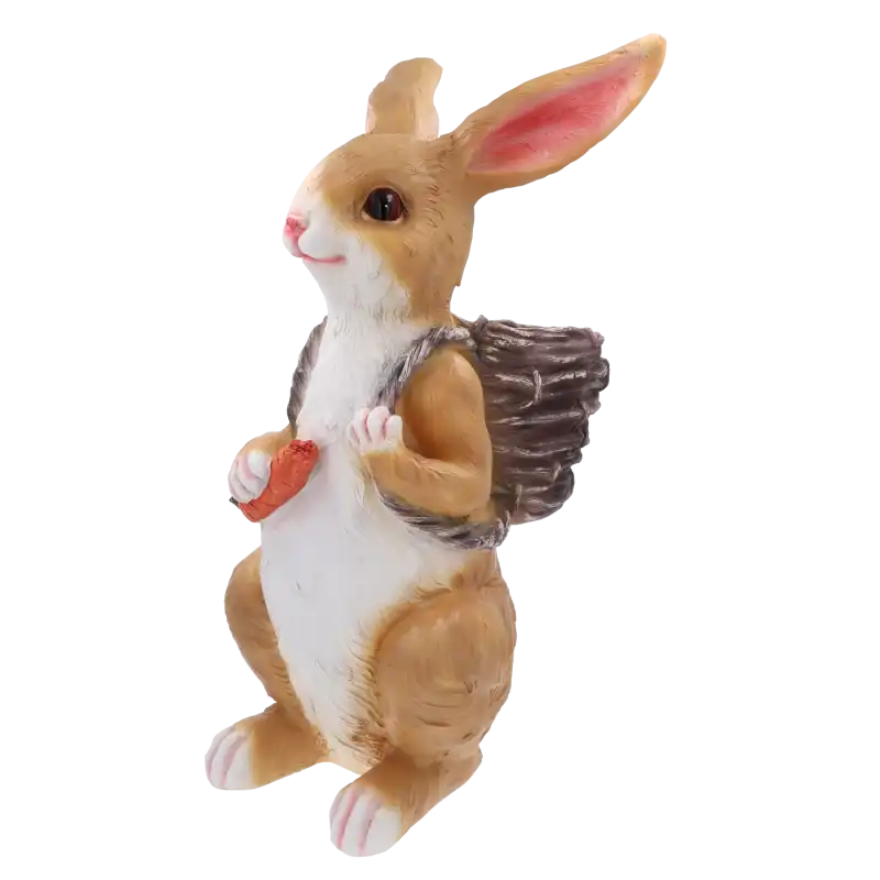 Figurka ogrodowa zając z koszykiem 80 cm wykonana z poliresingu. Prezentuje zająca z marchewką i koszykiem na kwiaty.