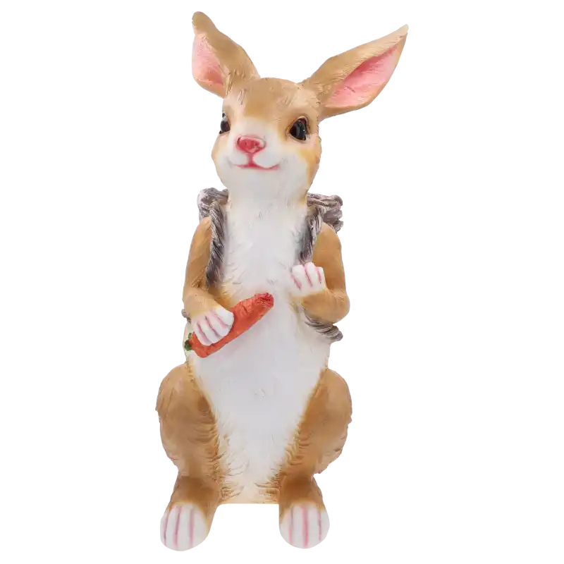 Zające figurki i donice ogrodowe w formie stojącego zająca z koszykiem na plecach. Ujęcie od przodu.