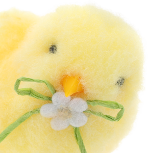 Makro zdjęcie głowy kurczaczka 7x5 cm, skupione na puszystej fakturze, żółtym dziobie i białym kwiatuszku.