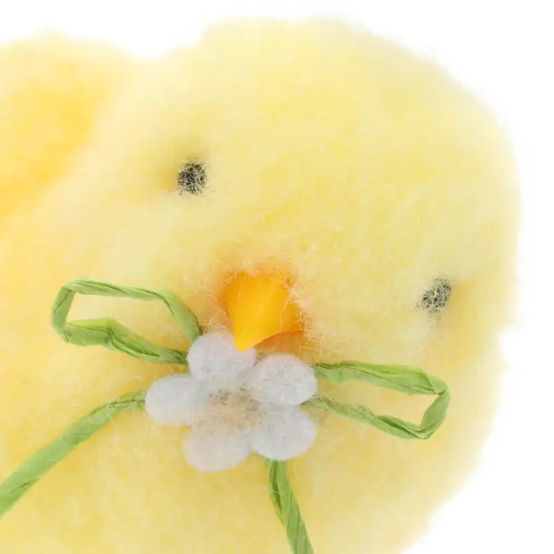 Makro zdjęcie głowy kurczaczka 7x5 cm, skupione na puszystej fakturze, żółtym dziobie i białym kwiatuszku.