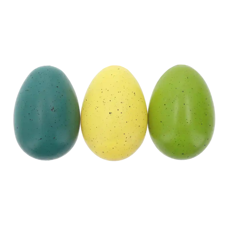 Trzy dekoracyjne pisanki i jaja 6 cm w kolorach niebieskim, żółtym i zielonym, ustawione obok siebie w równym rzędzie.