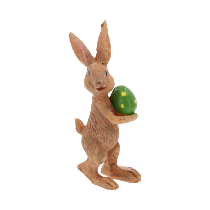 Brązowy zajączek z pisanką o wysokości 9 cm. Figurka z tworzywa sztucznego, idealna jako wiosenna dekoracja do wielkanocnych stroików i aranżacji wnętrz.