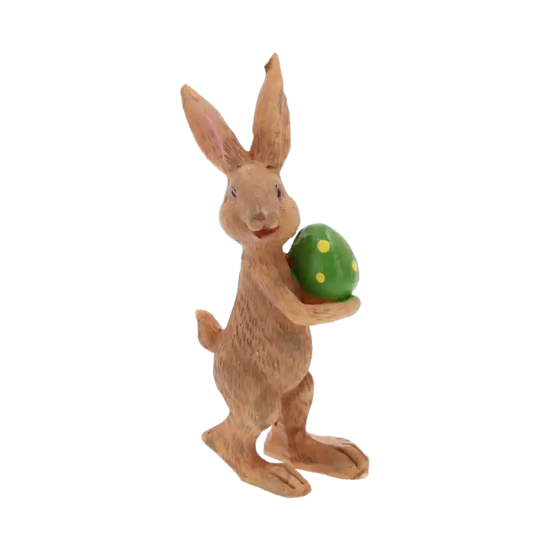 Brązowy zajączek z pisanką o wysokości 9 cm. Figurka z tworzywa sztucznego, idealna jako wiosenna dekoracja do wielkanocnych stroików i aranżacji wnętrz.
