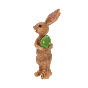Figurka zajączka w brązowym kolorze, trzymająca w łapkach ozdobną zieloną pisankę. Wysokość 9 cm, wykonana z dbałością o detal.