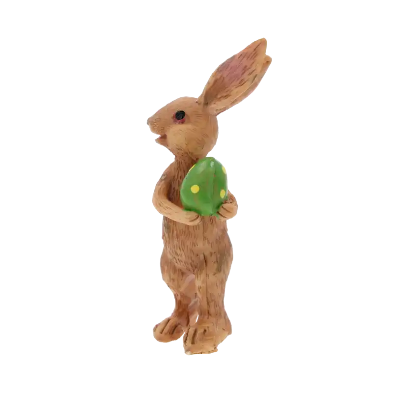 Figurka zajączka w brązowym kolorze, trzymająca w łapkach ozdobną zieloną pisankę. Wysokość 9 cm, wykonana z dbałością o detal.