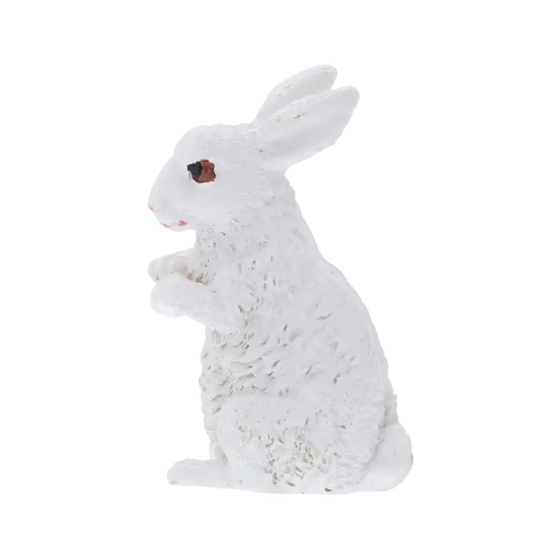 Zbliżenie na figurkę zajączka w kolorze białym, pokazujące fakturę materiału oraz profil zwierzątka w pozycji stojącej.