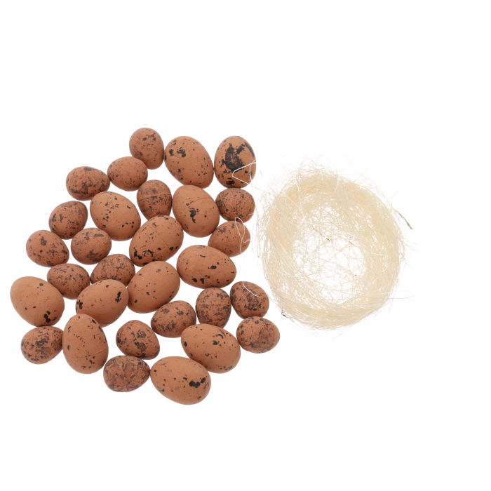 Zestaw 30 nakrapianych pisanek w naturalnym brązowym kolorze wraz z sizalowym siankiem. Jajeczka w dwóch rozmiarach stanowią idealną bazę do wielkanocnych stroików i kompozycji.