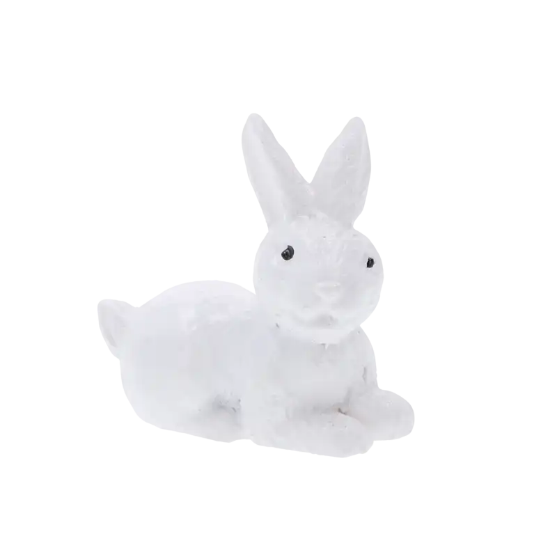 Zbliżenie na pojedynczą figurkę białego zajączka o wysokości 3,5 cm, ukazujące detale pyszczka i uszu.
