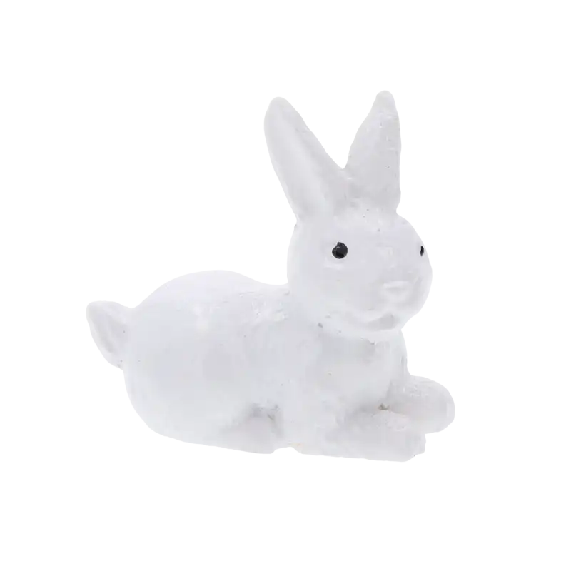 Widok z boku na miniaturową figurkę białego zajączka. Precyzyjne wykonanie detali dekoracji świątecznej.