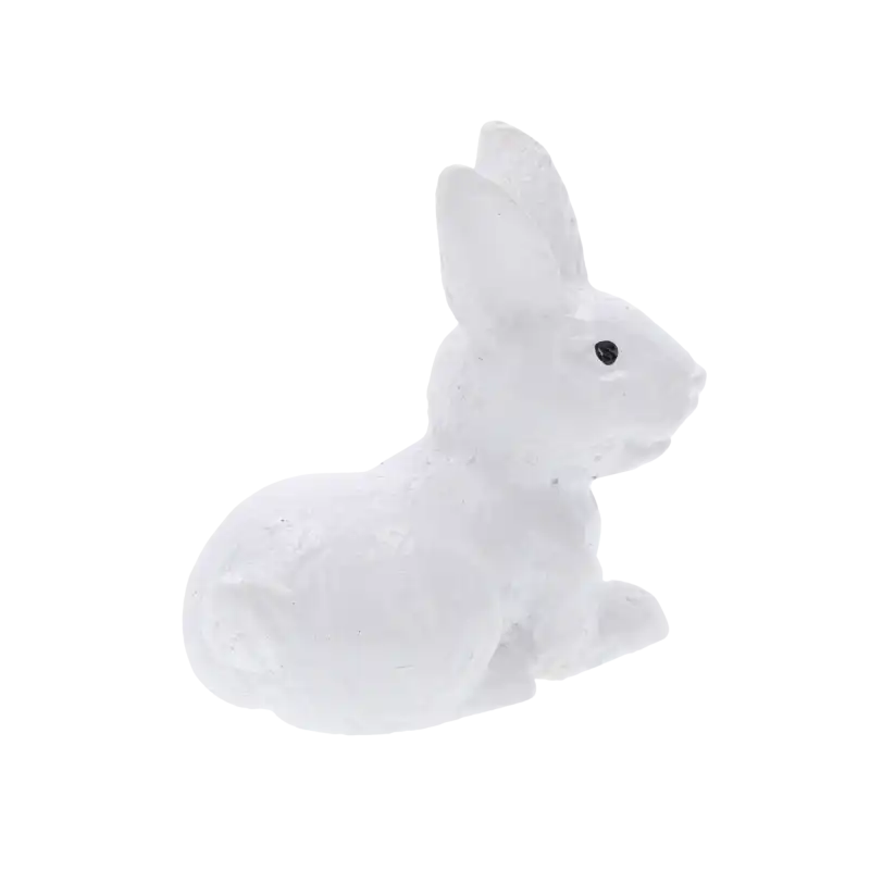 Zbliżenie na figurkę białego zajączka o wysokości 3,5 cm, ukazujące staranne wykonanie detali miniaturowej ozdoby.