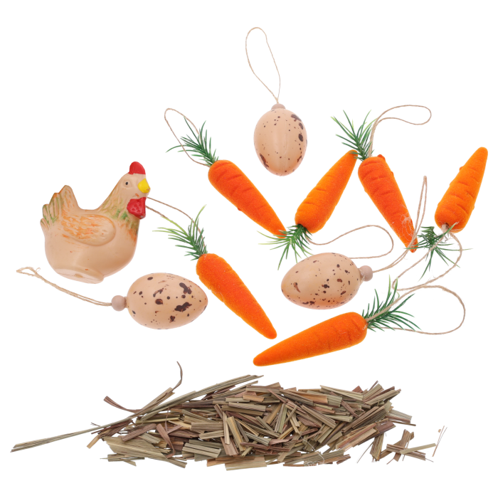 Zestaw wielkanocny zawierający pisanki i jaja z zawieszkami, pomarańczowe marchewki, figurkę kury oraz naturalne sianko do dekoracji. Elementy ułożone na płaskim tle, idealne do tworzenia własnych stroików świątecznych.