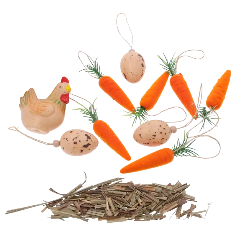 Zestaw wielkanocny zawierający pisanki i jaja z zawieszkami, pomarańczowe marchewki, figurkę kury oraz naturalne sianko do dekoracji. Elementy ułożone na płaskim tle, idealne do tworzenia własnych stroików świątecznych.